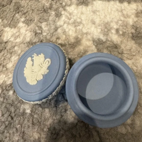 Wedgwood Blue and White Decorative Trinket Box - Picture 5 of 5